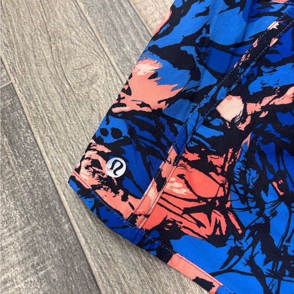 Lululemon Neon Blue Tropical Print Tracker Shorts Size 8 - Picture 4 of 4